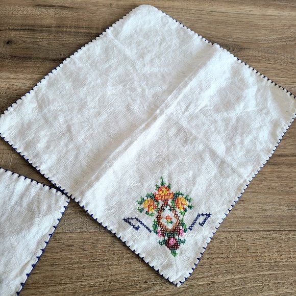 2 vintage cotton or linen napkins with a cross stitch floral embroidery. - Picture 6 of 7